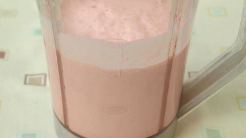 коктейль на ряженке с творогом и малиной