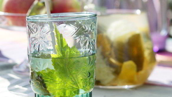 Рецепт Лимонада с листьями смородины и мяты