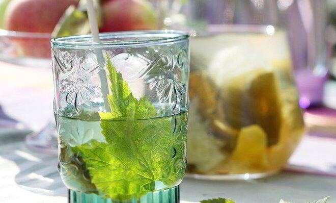Лимонад с листьями смородины и мяты