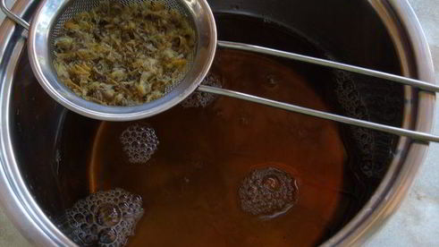 напиток из календулы с цветочным льдом