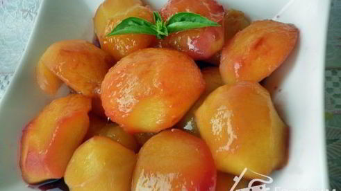 нектарины в сиропе с базиликом