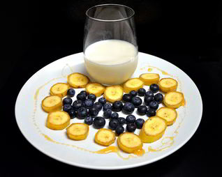 Банановый смузи с голубикой