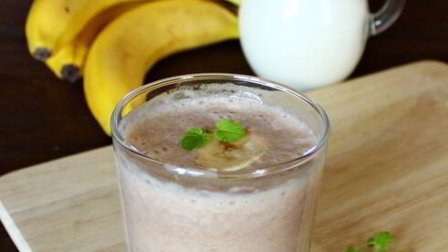 банановый смузи с молоком