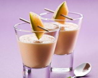 Дынный смузи с йогуртом и медом