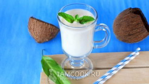 грушево-банановый смузи с кокосовым молоком