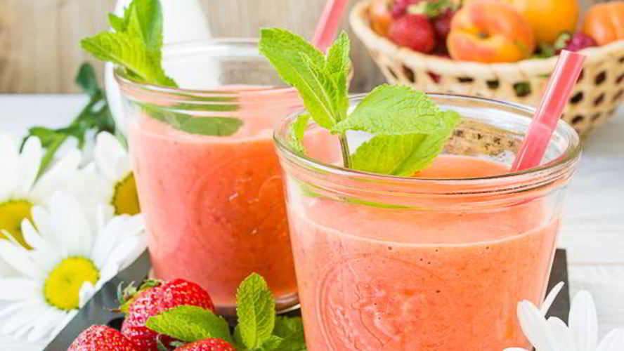 Рецепт клубнично-абрикосового смузи на ряженке
