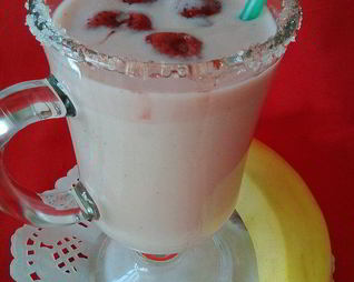 Клубнично-банановый смузи с клетчаткой из семян льна