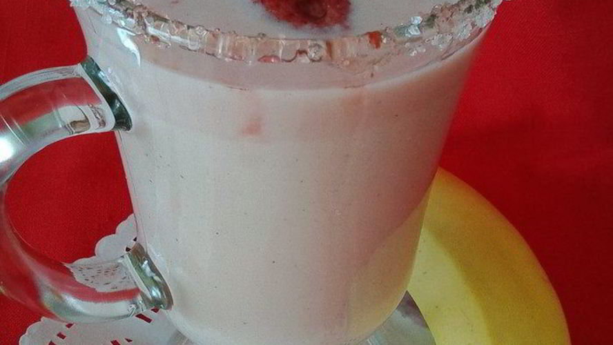 Рецепт клубнично-бананового смузи с клетчаткой из семян льна