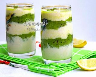Слоеный банановый смузи с пюре из киви и лайма