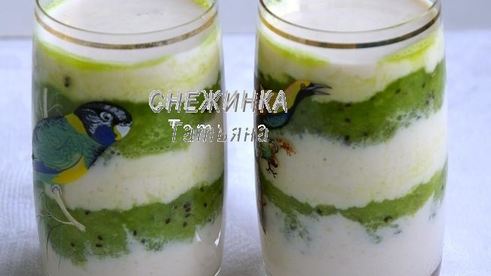 слоеный банановый смузи с пюре из киви и лайма