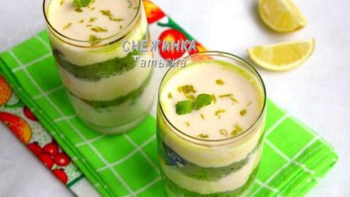 слоеный банановый смузи с пюре из киви и лайма