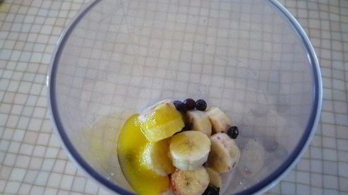 смузи из черной смородины и банана