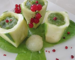 Смузи из огурца и дыни в огуречных стаканчиках