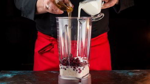 смузи с овсянкой, клюквой и клубникой