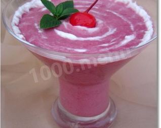 Вишневый смузи с йогуртом и овсяными хлопьями