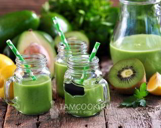 Витаминный смузи из авокадо и шпината