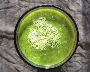 Зеленый смузи со шпинатом и киви