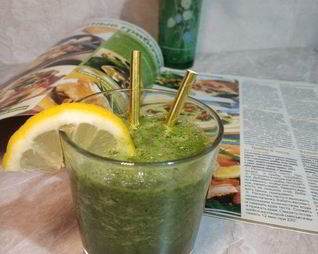 Зеленый утренний смузи с капустой кейл