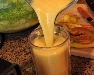 Витаминный напиток из киви, апельсина, винограда и манго