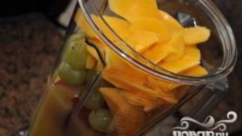 витаминный напиток из киви, апельсина, винограда и манго