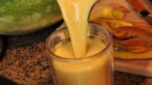 витаминный напиток из киви, апельсина, винограда и манго