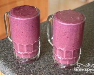 Витаминный напиток из персика и черники