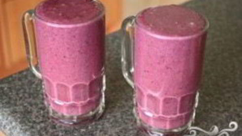 витаминный напиток из персика и черники