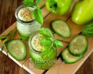 Зеленый коктейль с огурцом и перцем