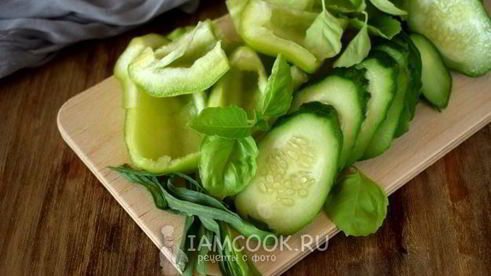 зеленый коктейль с огурцом и перцем