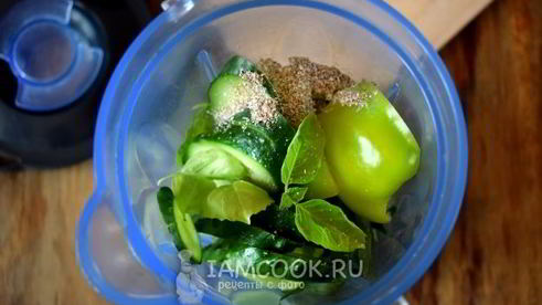 зеленый коктейль с огурцом и перцем