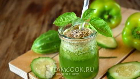 зеленый коктейль с огурцом и перцем