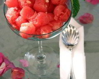 Арбузный салат с ромом и мятой