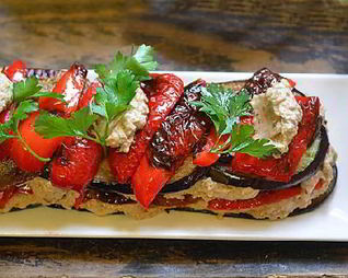 Чесночно-ореховый салат с баклажанами и перцем