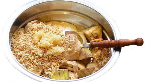 чесночно-ореховый салат с баклажанами и перцем