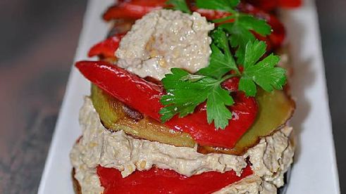 чесночно-ореховый салат с баклажанами и перцем