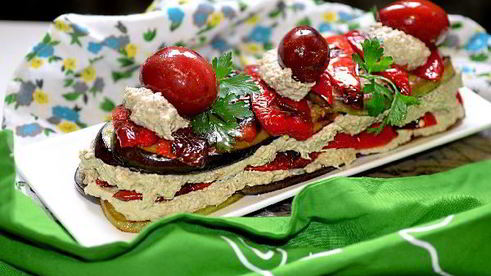 чесночно-ореховый салат с баклажанами и перцем