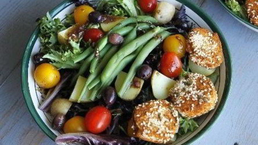 Рецепт деревенского салата с козьим сыром