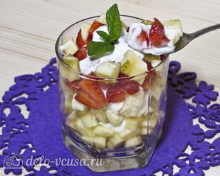 Фруктовый салат с йогуртом, яблоком, бананом и клубникой