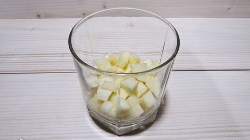 фруктовый салат с йогуртом, яблоком, бананом и клубникой