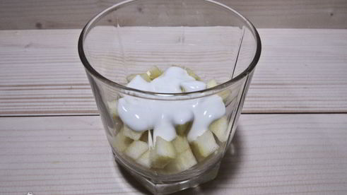 фруктовый салат с йогуртом, яблоком, бананом и клубникой