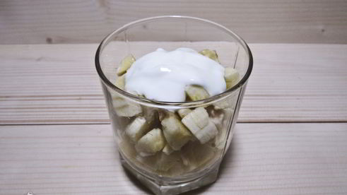 фруктовый салат с йогуртом, яблоком, бананом и клубникой