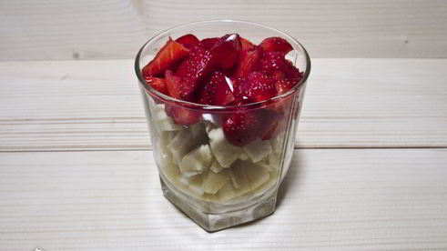 фруктовый салат с йогуртом, яблоком, бананом и клубникой