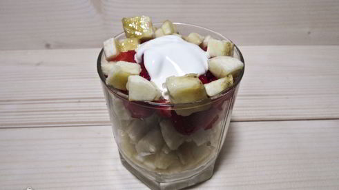 фруктовый салат с йогуртом, яблоком, бананом и клубникой