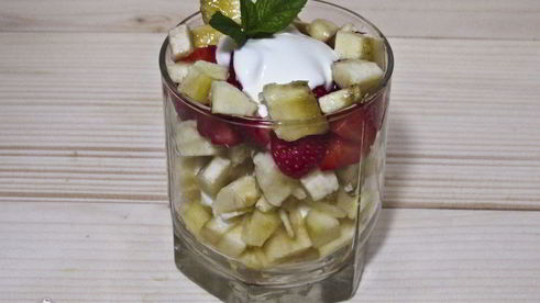 фруктовый салат с йогуртом, яблоком, бананом и клубникой