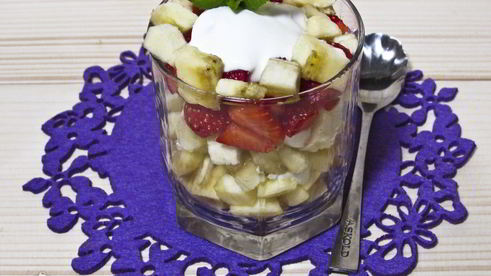 фруктовый салат с йогуртом, яблоком, бананом и клубникой