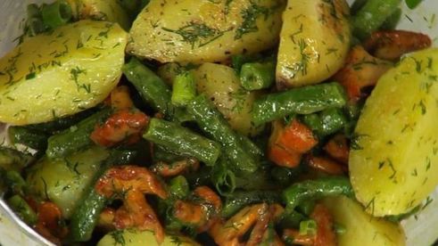 картофельный салат с лисичками