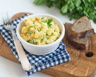 Картофельный салат с морковью и горошком