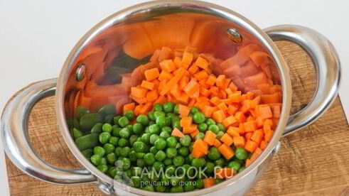 картофельный салат с морковью и горошком