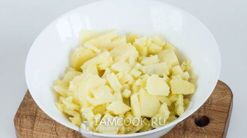 картофельный салат с морковью и горошком