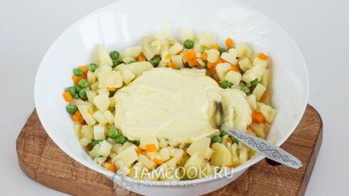 картофельный салат с морковью и горошком